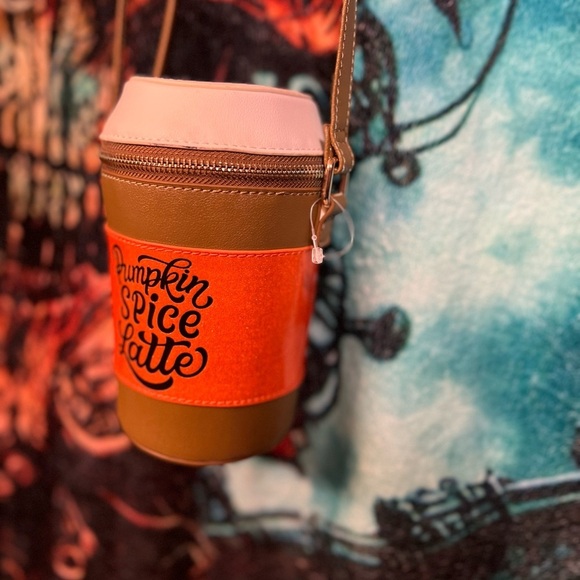 🎃🖤NWOT-MAD ENGINE SUPER CUTE “ PUMPKIN SPICE LATTE CUP” CROSBODY🖤🎃 - Picture 10 of 11